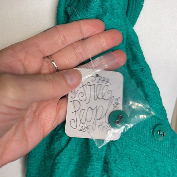 NWT- FREE PEOPLE GREEN SCRUNCHED COLD SHOULDER TOP - Picture 10 of 11
